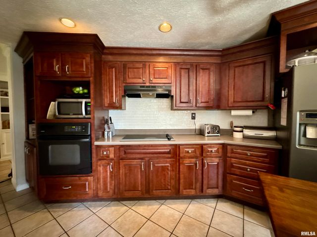 1801 COLONIAL Drive, Marion, IL 62959