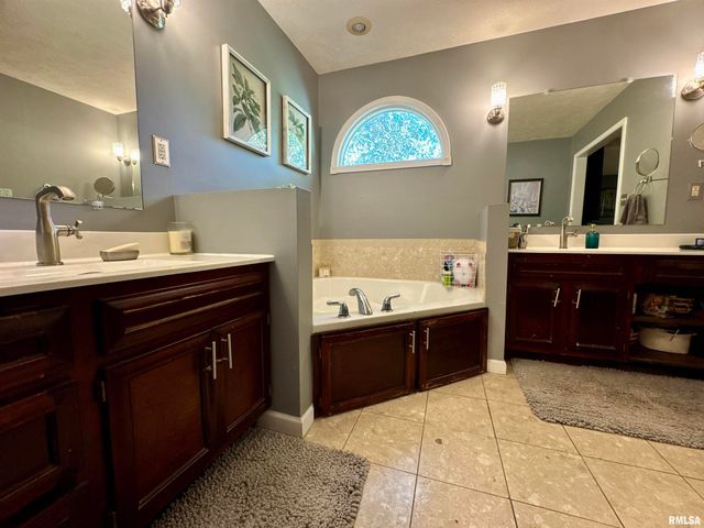 1801 COLONIAL Drive, Marion, IL 62959