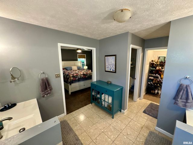 1801 COLONIAL Drive, Marion, IL 62959