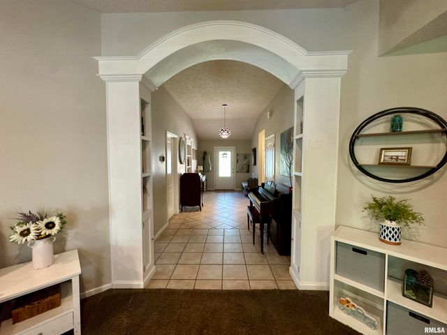 1801 COLONIAL Drive, Marion, IL 62959