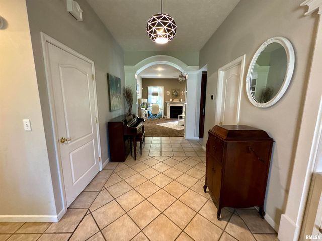 1801 COLONIAL Drive, Marion, IL 62959