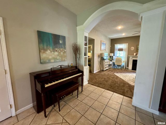 1801 COLONIAL Drive, Marion, IL 62959