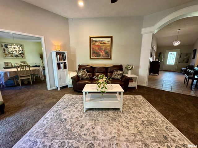 1801 COLONIAL Drive, Marion, IL 62959