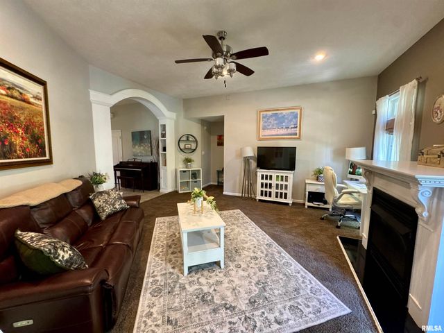 1801 COLONIAL Drive, Marion, IL 62959