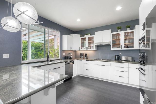110 Brava Place, Escondido, CA 92026