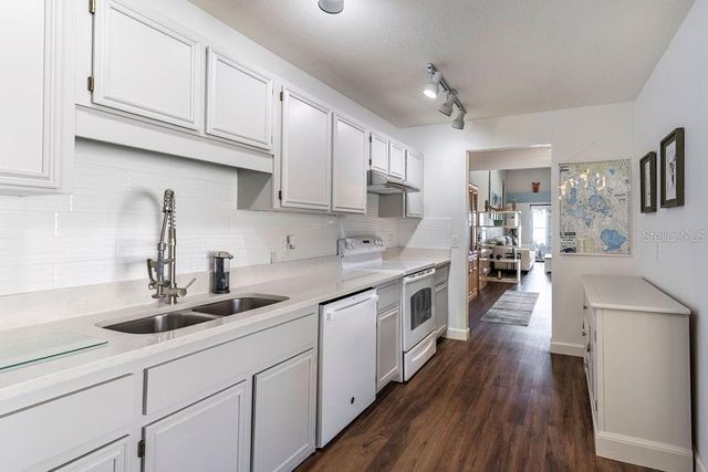 2225 CYPRESS COURT 2C, Tavares, FL 32778