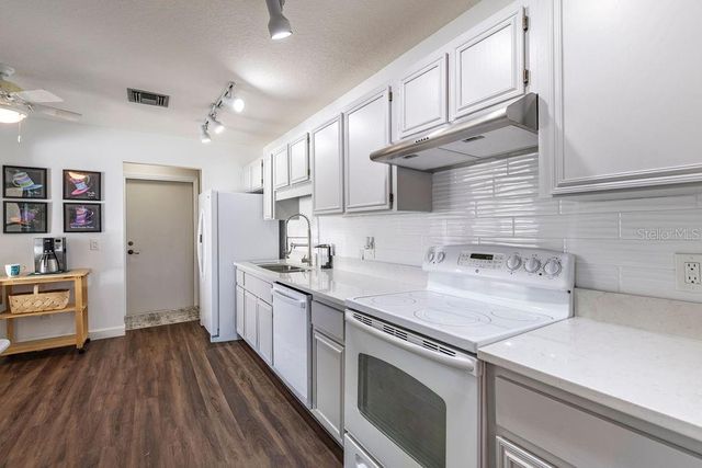 2225 CYPRESS COURT 2C, Tavares, FL 32778