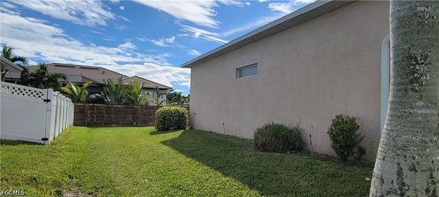 902 SW 21st LN, Cape Coral, FL 33991