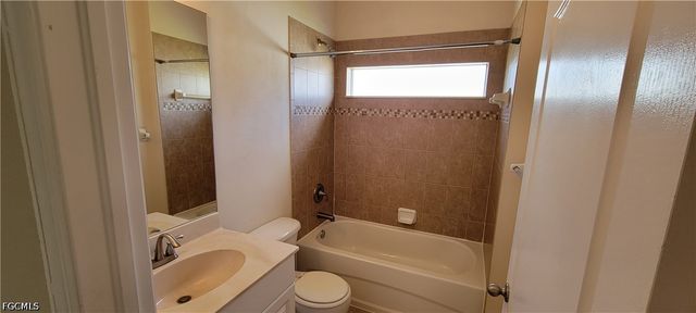 902 SW 21st LN, Cape Coral, FL 33991