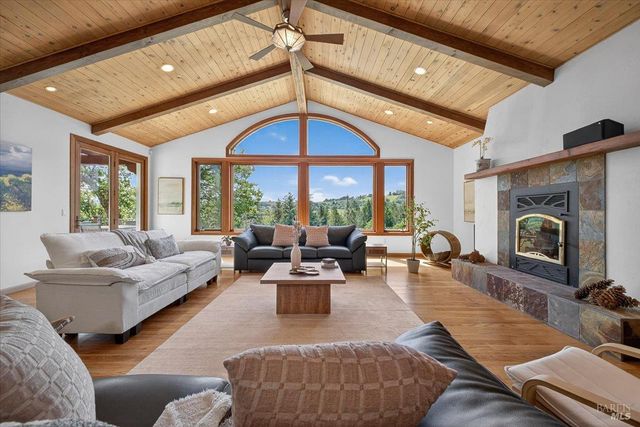 13404 Flora Ranch Rd, Healdsburg, CA 95448