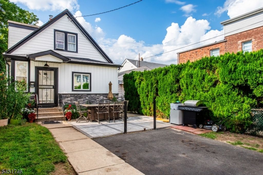 282 Ackerman Ave, Clifton City, NJ 07011