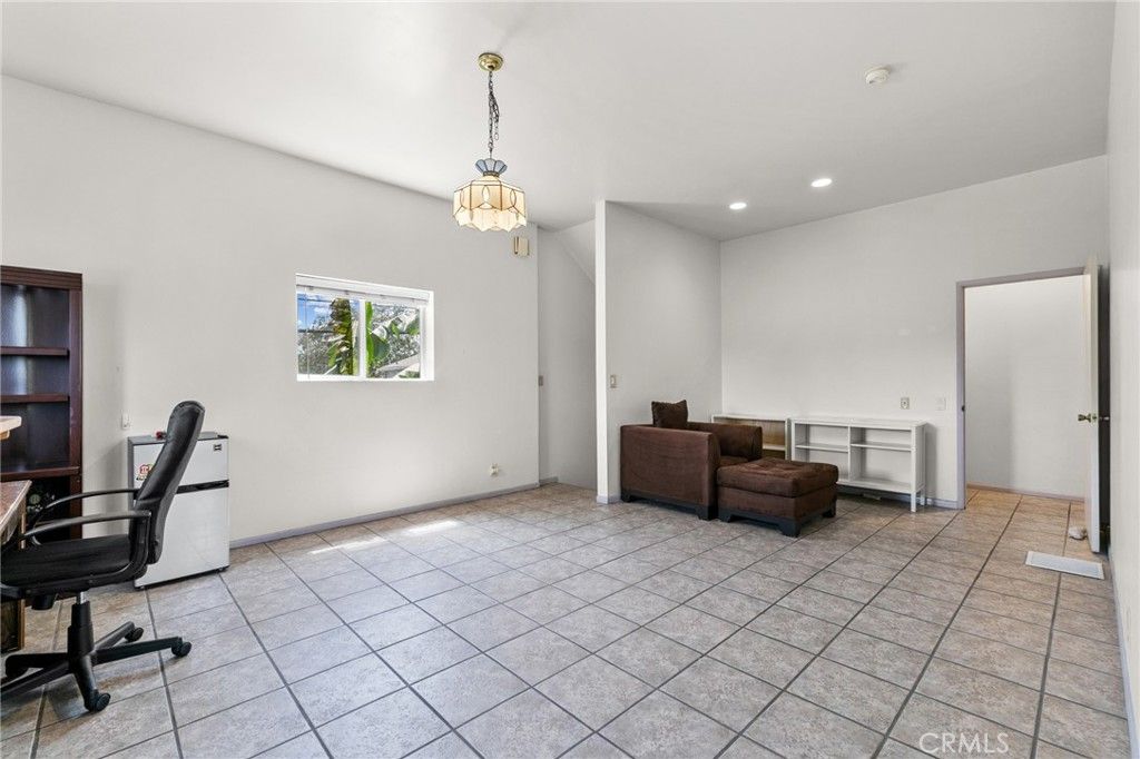 Image 12 of property listing at 2759 S Barrington Avenue, Los Angeles, CA 90064