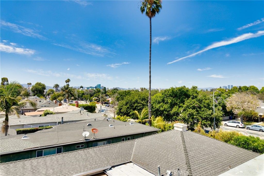 Image 15 of property listing at 2759 S Barrington Avenue, Los Angeles, CA 90064