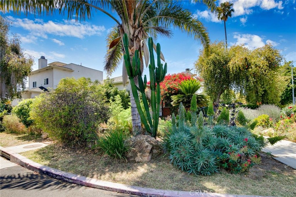 Image 2 of property listing at 2759 S Barrington Avenue, Los Angeles, CA 90064