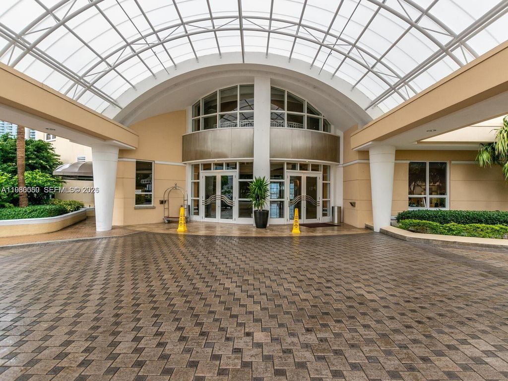 848 Brickell Key Dr 1201, Miami, FL 33131