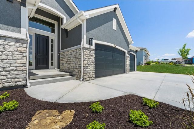 10332 N Potter Avenue, Kansas City, MO 64157