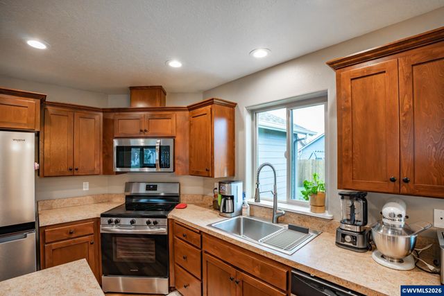 361 W Jadon Dr, Lebanon, OR 97355