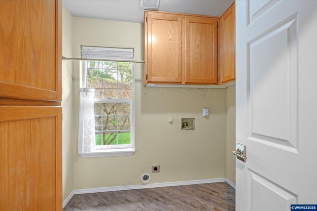 1290 Linnwood Dr NE, Albany, OR 97322