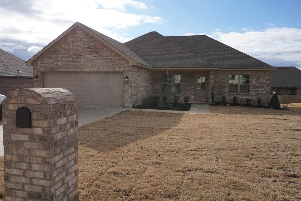 1061 Mark Cir, Jonesboro, AR 72404