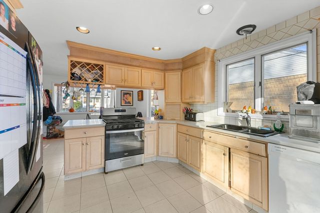 25 Auburn St, Saugus, MA 01906