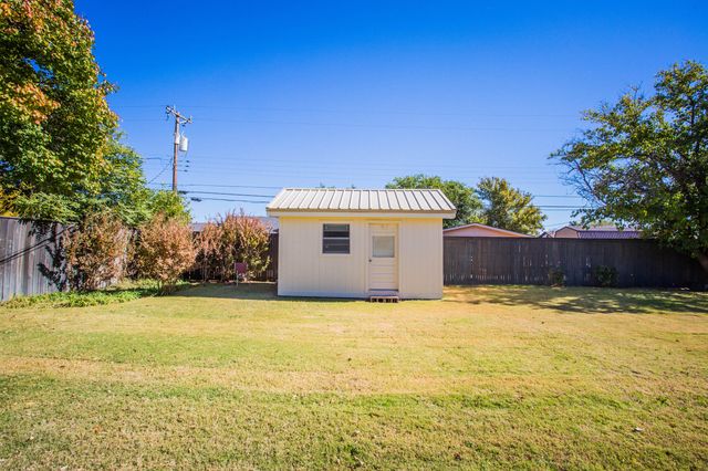 1208 Dallas Street, Plainview, TX 79072