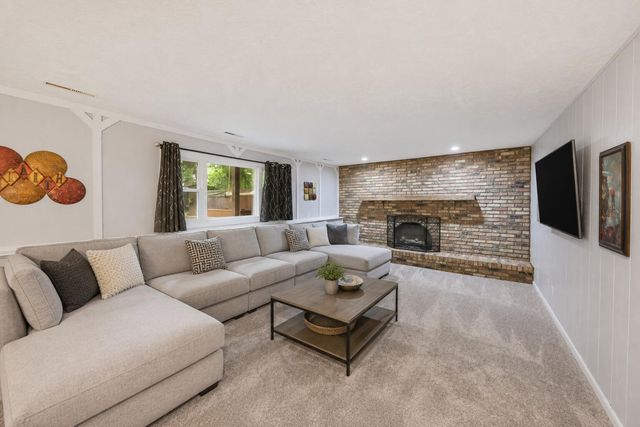 3869 Kingsway Drive, Crown Point, IN 46307