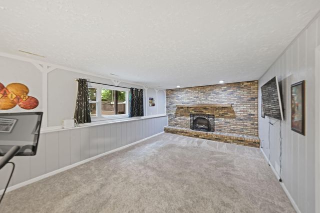 3869 Kingsway Drive, Crown Point, IN 46307