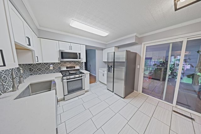 3869 Kingsway Drive, Crown Point, IN 46307