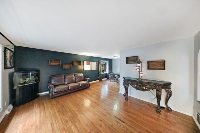 3869 Kingsway Drive, Crown Point, IN 46307