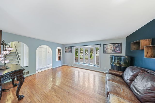 3869 Kingsway Drive, Crown Point, IN 46307