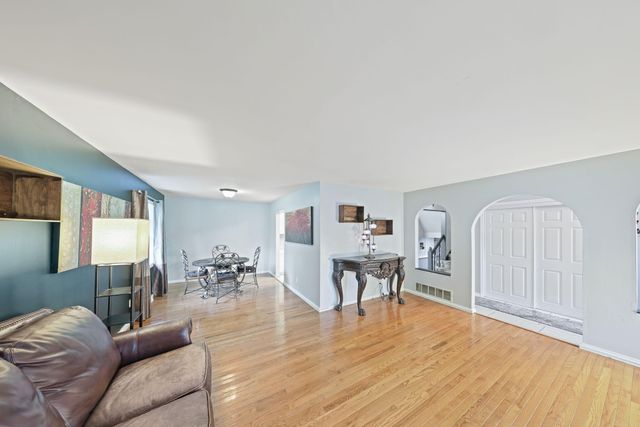 3869 Kingsway Drive, Crown Point, IN 46307