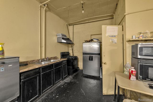 13200 Fenkell Street, Detroit, MI 48227