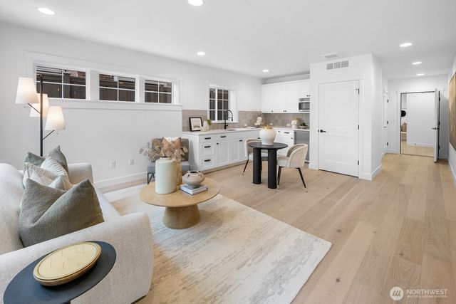 210 35th Avenue E, Seattle, WA 98112