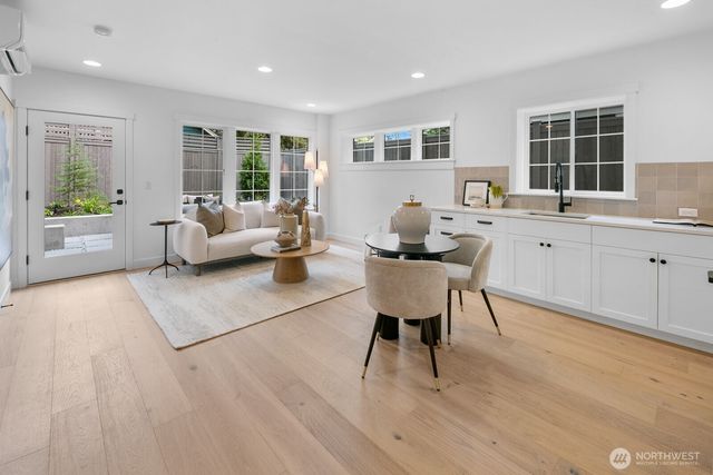 210 35th Avenue E, Seattle, WA 98112