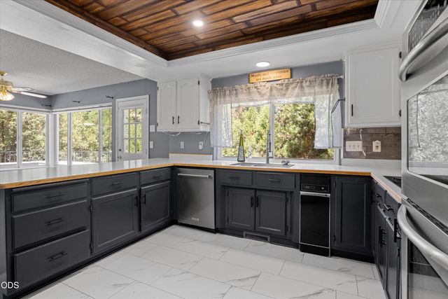 287 Surrey Drive, Grants Pass, OR 97526