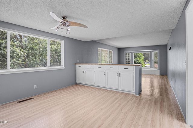 287 Surrey Drive, Grants Pass, OR 97526