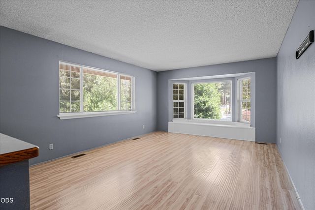 287 Surrey Drive, Grants Pass, OR 97526