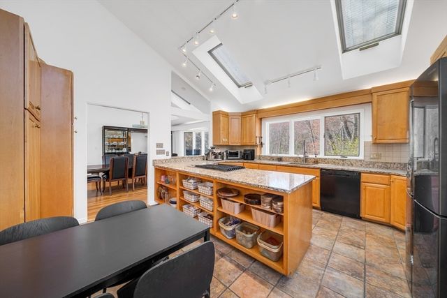 14 October Ln, Weston, MA 02493