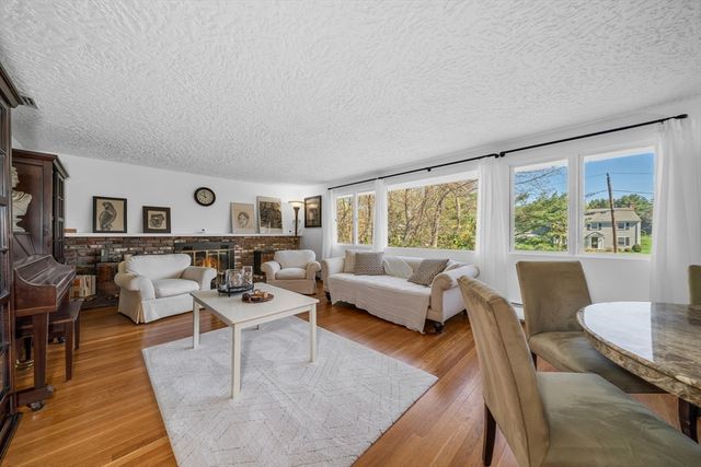 14 October Ln, Weston, MA 02493