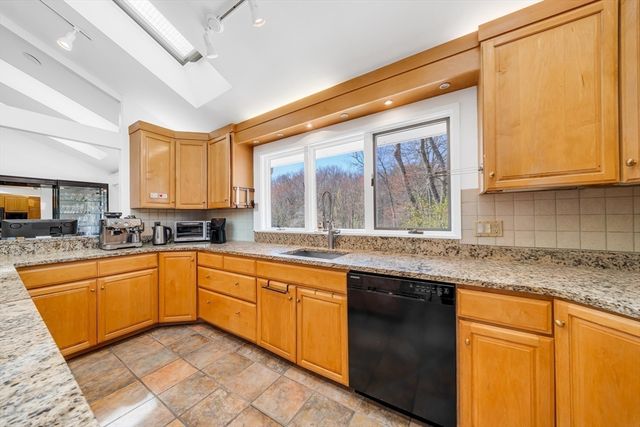 14 October Ln, Weston, MA 02493