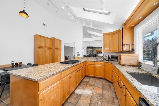 14 October Ln, Weston, MA 02493