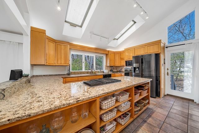 14 October Ln, Weston, MA 02493