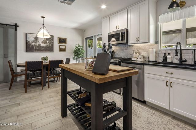 2301 E WHITTON Avenue, Phoenix, AZ 85016