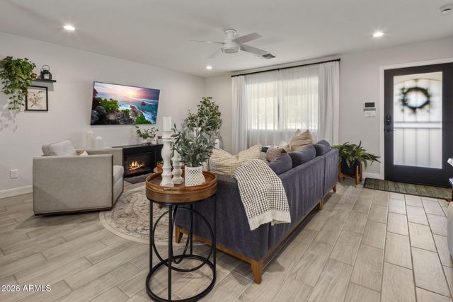 2301 E WHITTON Avenue, Phoenix, AZ 85016
