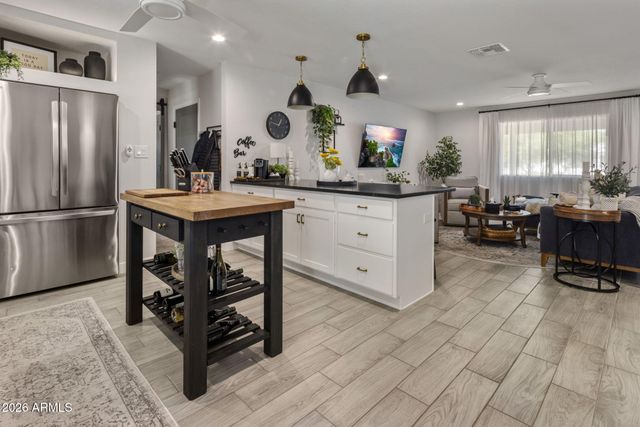 2301 E WHITTON Avenue, Phoenix, AZ 85016