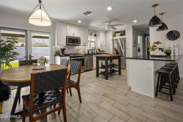 2301 E WHITTON Avenue, Phoenix, AZ 85016