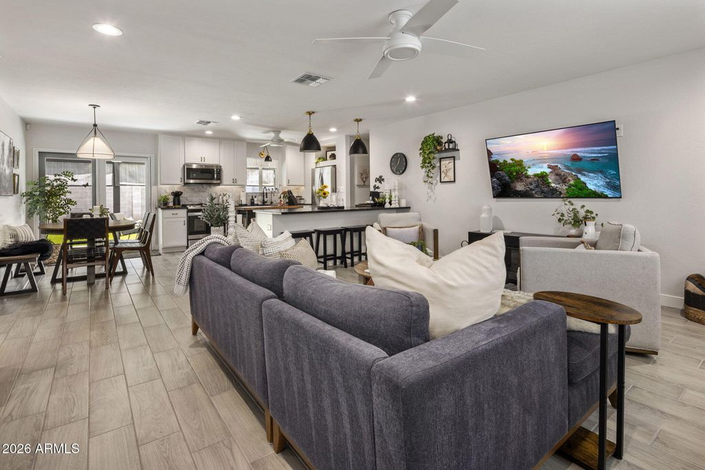 2301 E WHITTON Avenue, Phoenix, AZ 85016