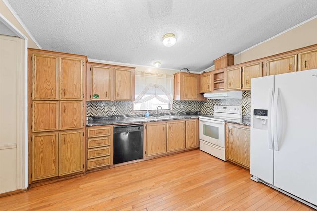 416 Saturn Ave, Salina, KS 67401