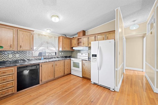 416 Saturn Ave, Salina, KS 67401