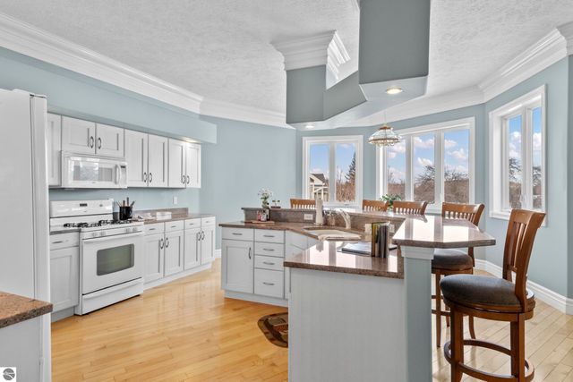 5002 Arrowhead Circle, Williamsburg, MI 49690